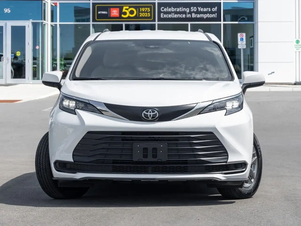 Toyota Sienna снимка Toyota Sienna