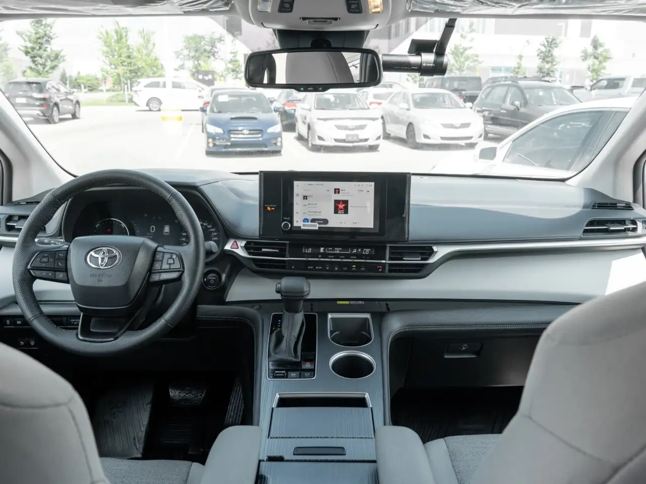 Toyota Sienna снимка Toyota Sienna