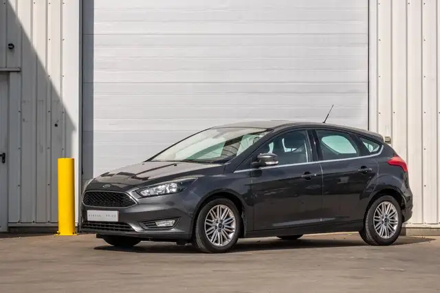 Ford Focus view 3