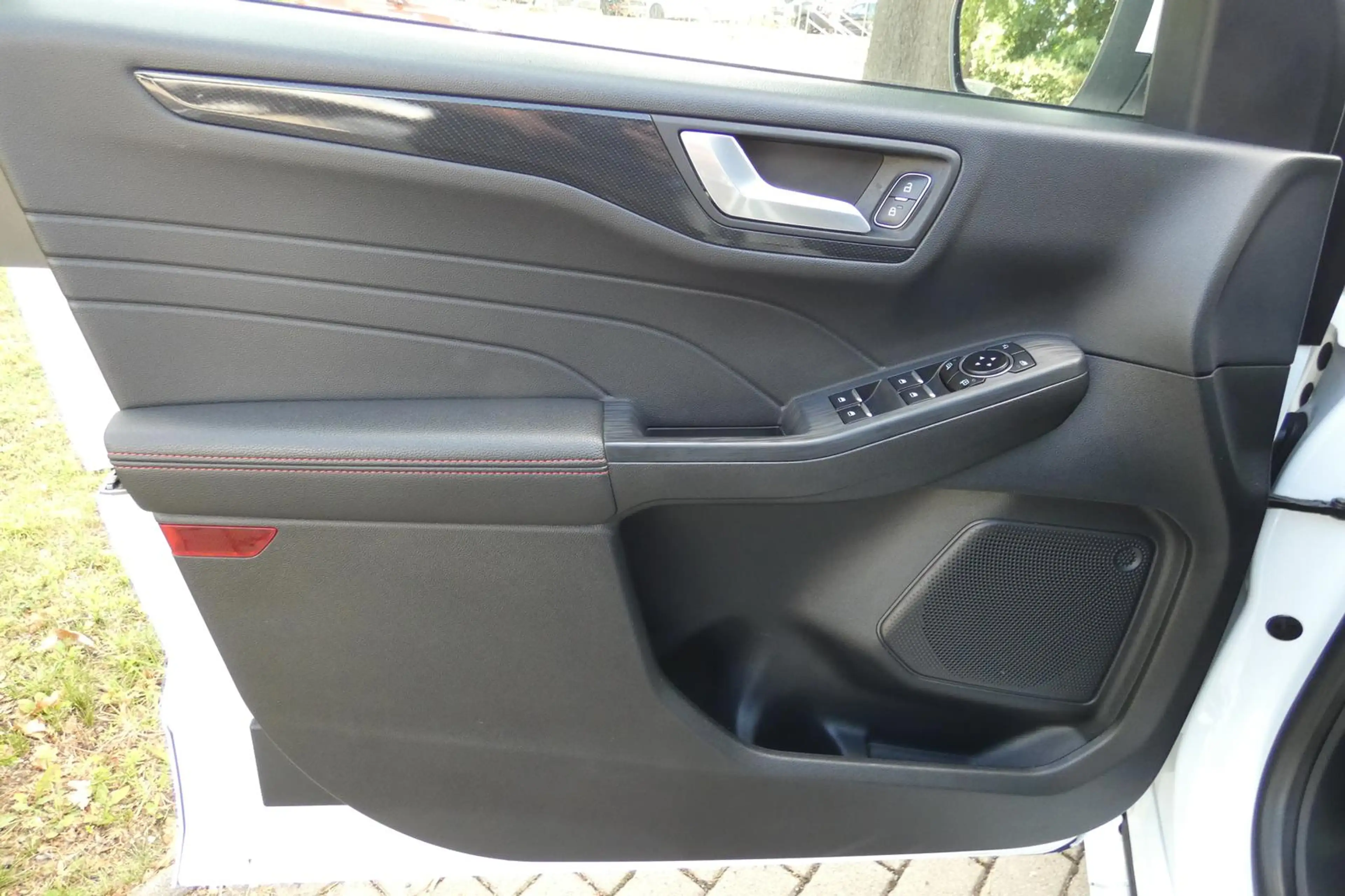 Ford Kuga PHEV ST-Line #NAVI #AHK #CAM #LENKRADHZG — photo 12
