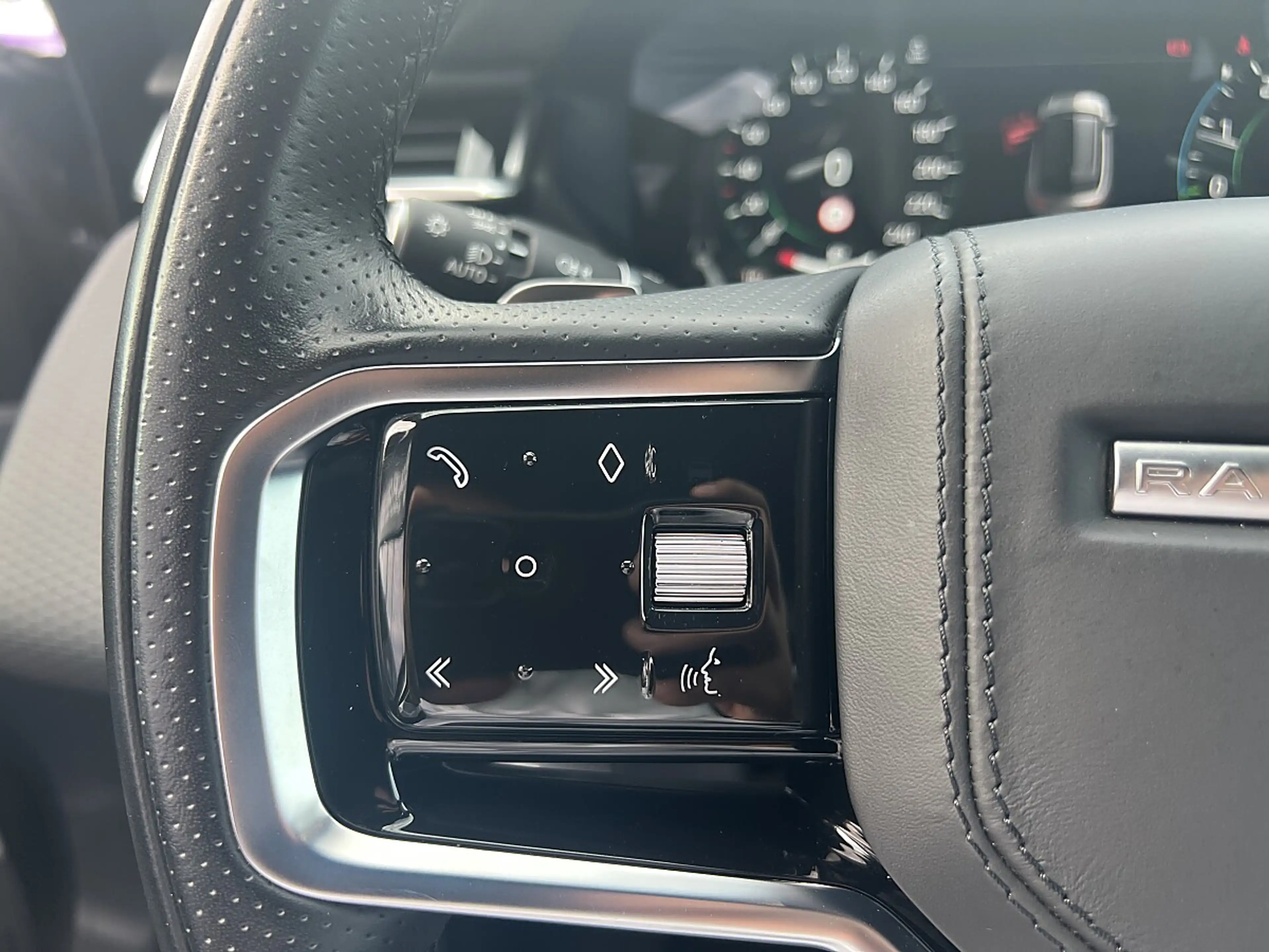 Land Rover Range Rover Velar P400e — photo 15