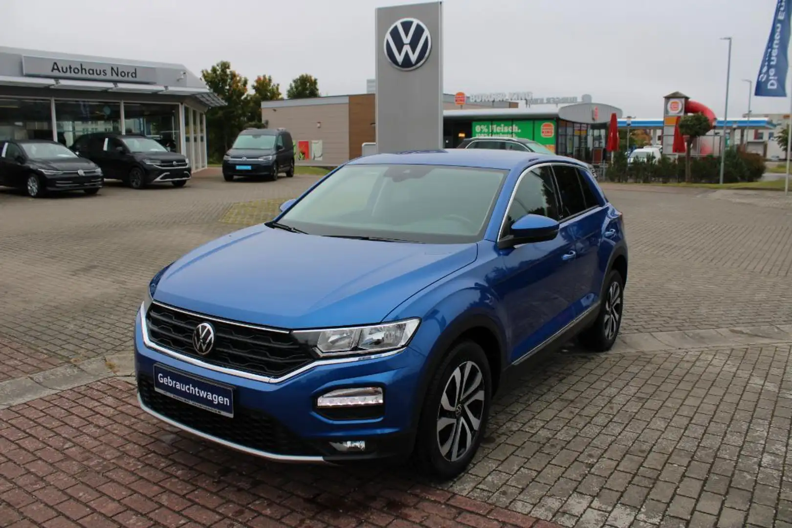 Volkswagen T-Roc Active 1.5 TSI DSG AHK PDC Blau - 1