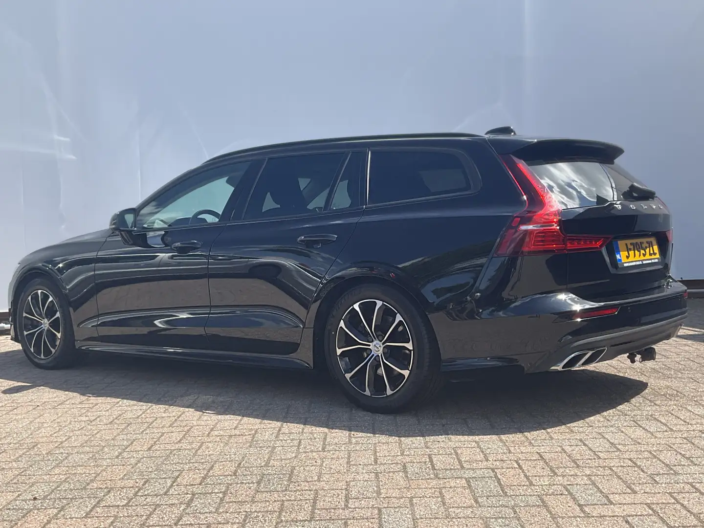 Volvo V60 2.0 B3 Aut8 Business Pro Afn.Trekhaak Leder BLIS S Zwart - 2