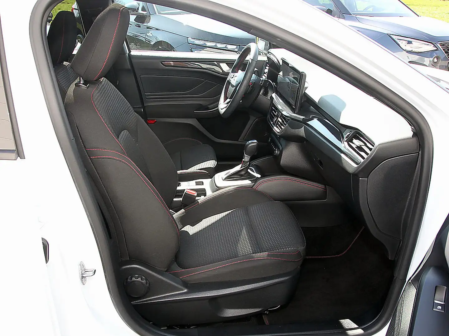 Ford Focus 1.0 EcoBoost ST-Line X NAVI PANO AHK LE Wit - 2