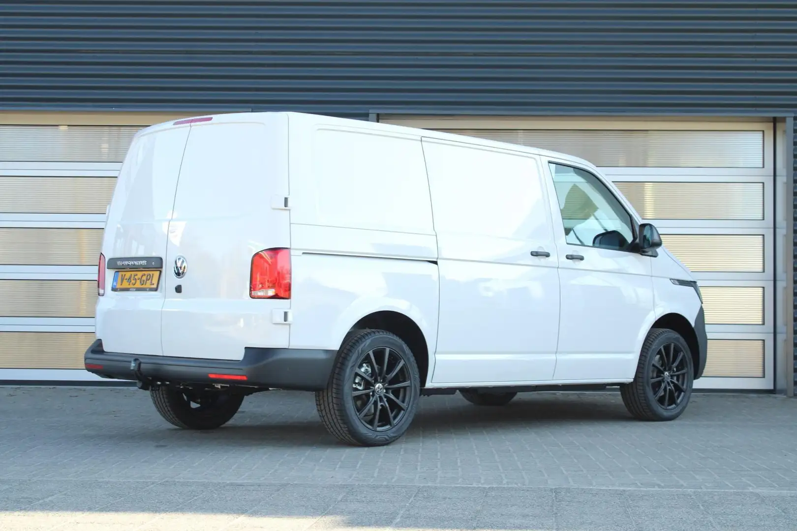 Volkswagen T6.1 Transporter 2.0 TDI 110pk L1H1 28 | 18" LM velgen | Apple Carp Wit - 2