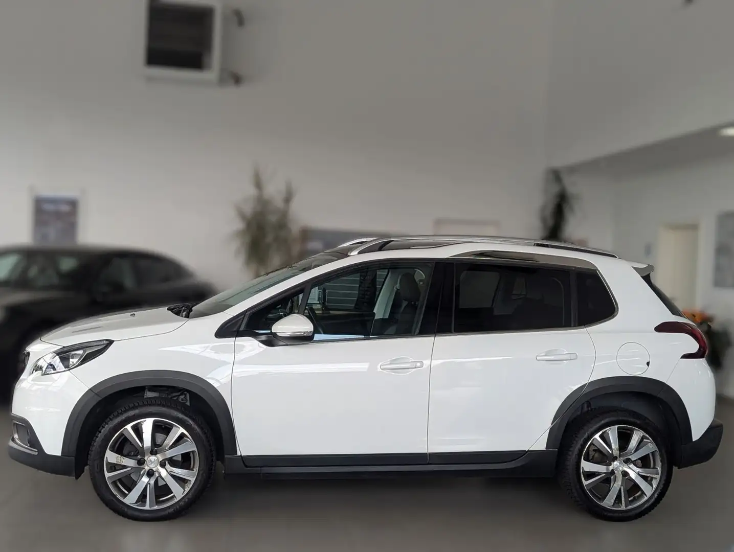 Peugeot 2008 Allure 1.2 110S&S/Pano/Navi/SHZ/PDC/T-Leder Weiß - 2