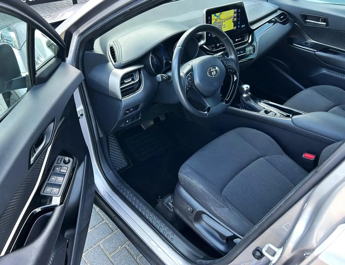 Toyota C-HR 1.8 Hybrid Dynamic - Camera - Verw. stoelen - APK Gris - 2
