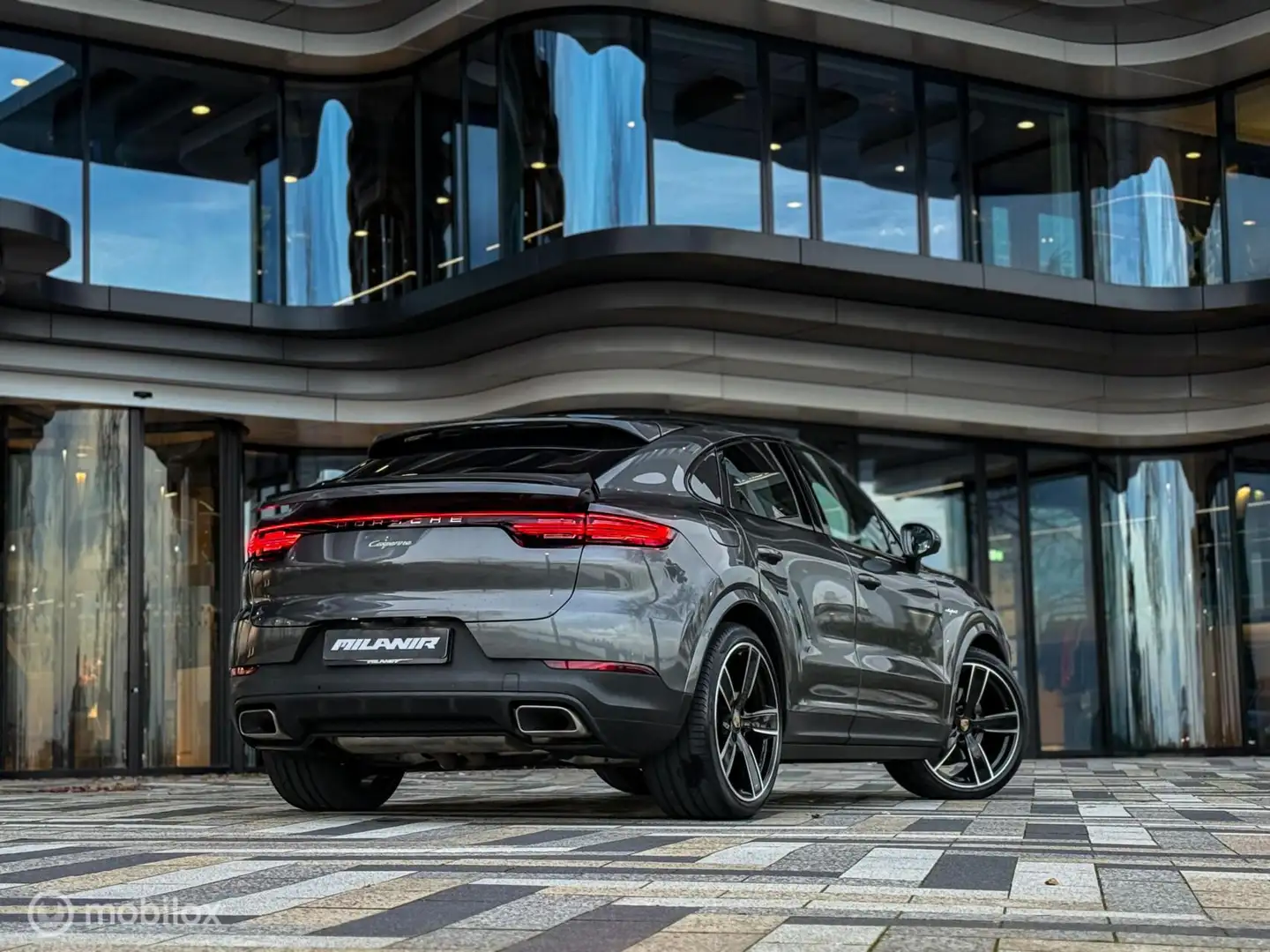 Porsche Cayenne Coupé 3.0 E-Hybrid Pano|Sport chrono|Luchtvering Grijs - 2
