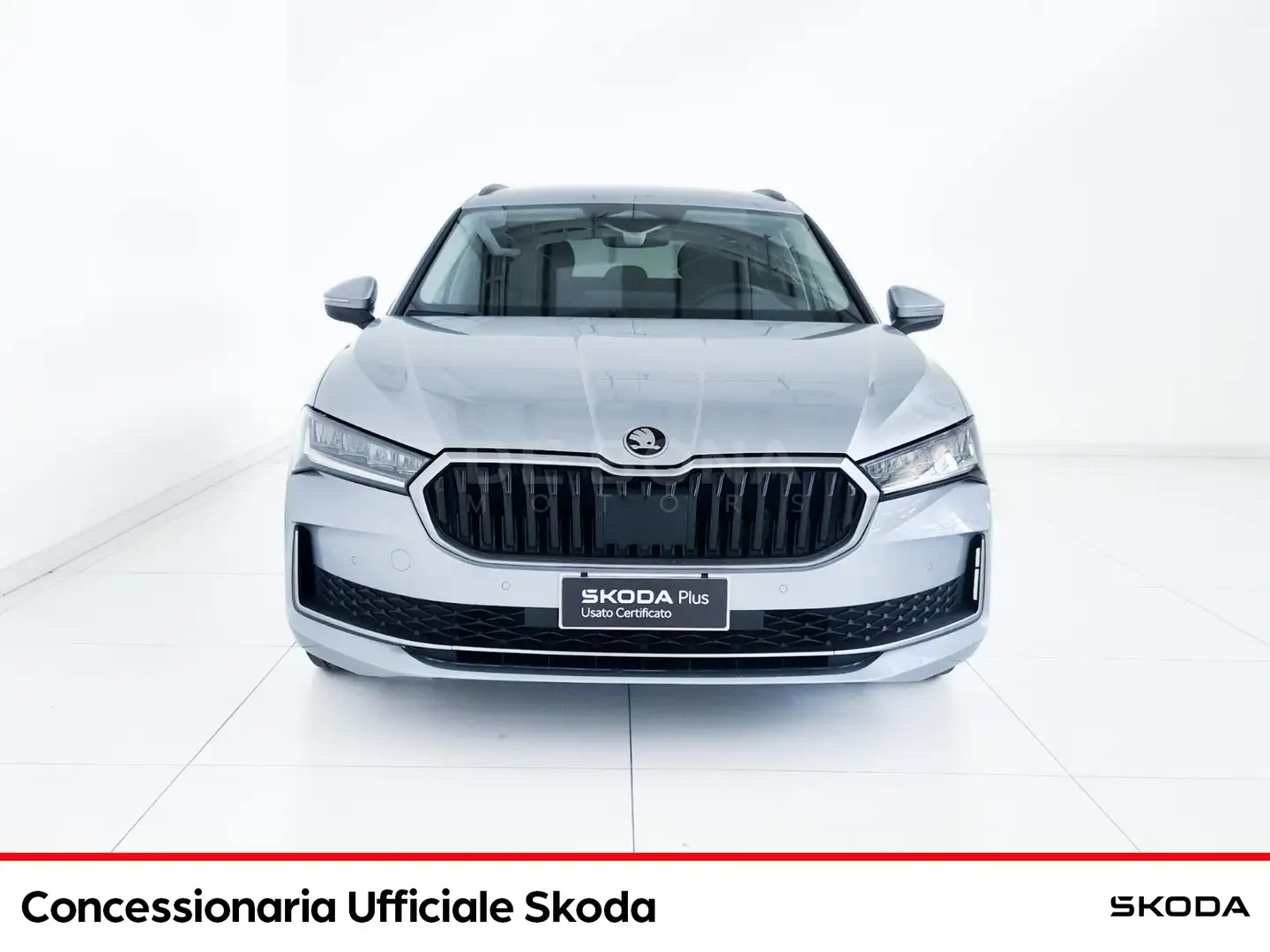 Skoda Superb wagon 2.0 tdi selection 150cv dsg Plateado - 2