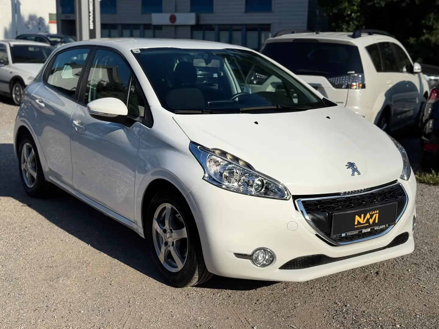 Peugeot 208 Active 1,2 VTi 82 Weiß - 1