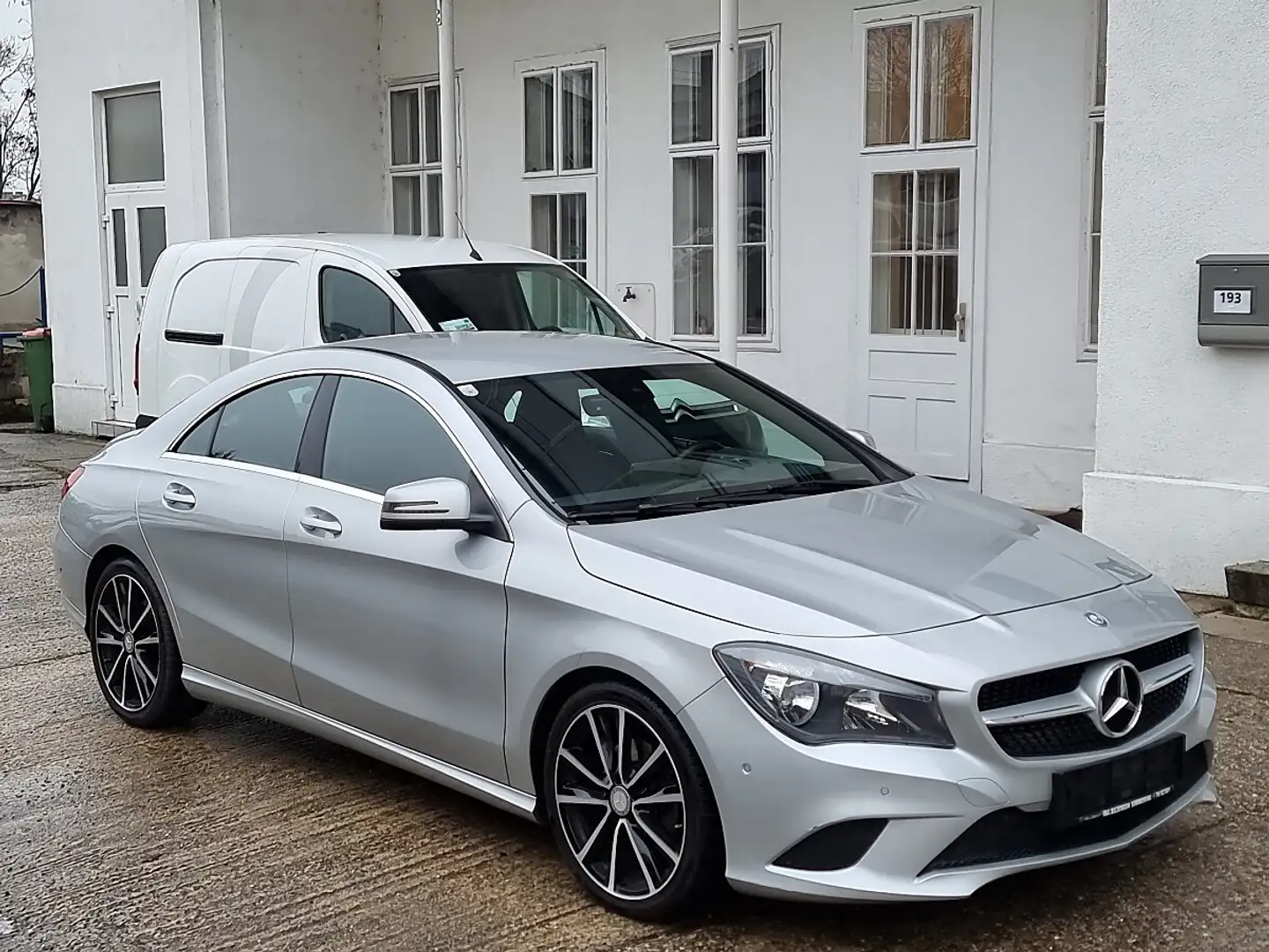 Mercedes-Benz CLA 200 Aut. Silber - 2