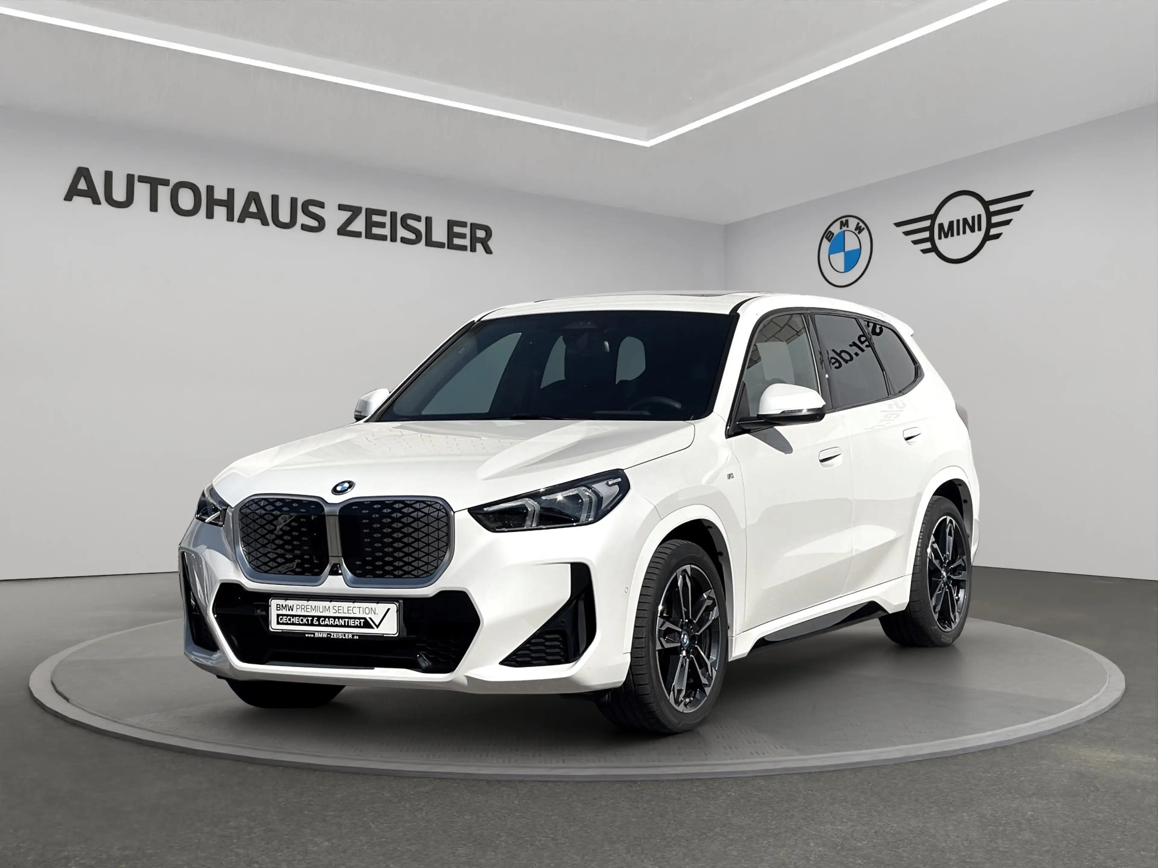 BMW iX1 xDrive30 M SPORTPAKET AHK 360°Kamera HarmanKardon