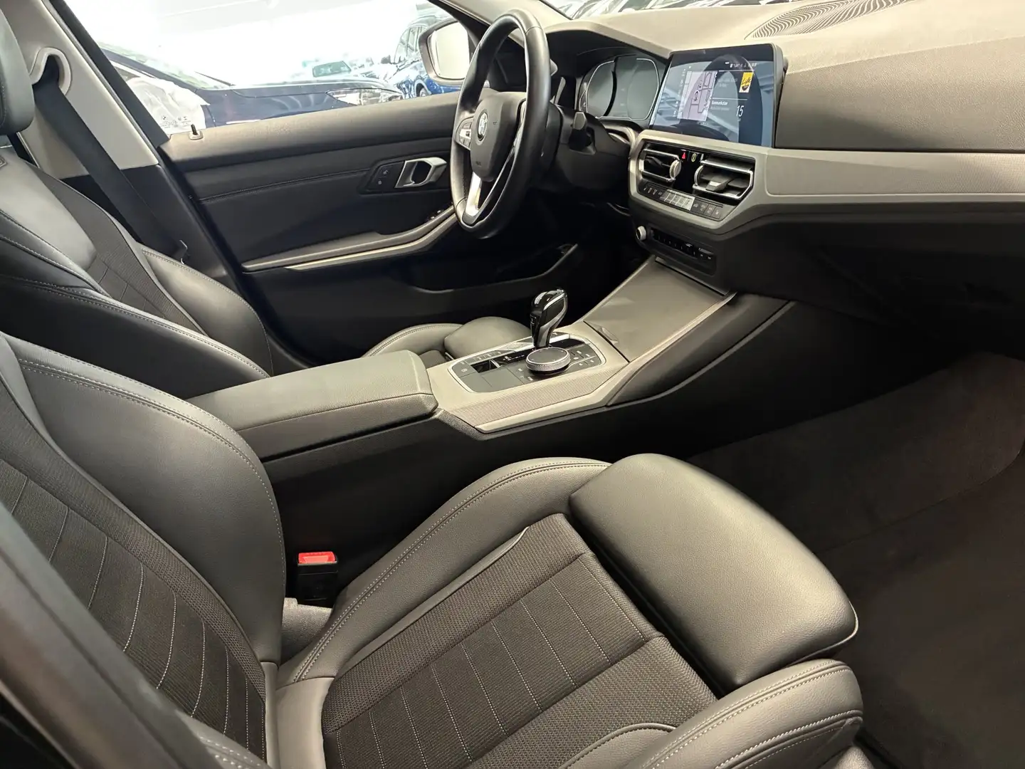 BMW 320 d xDrive Schwarz - 2