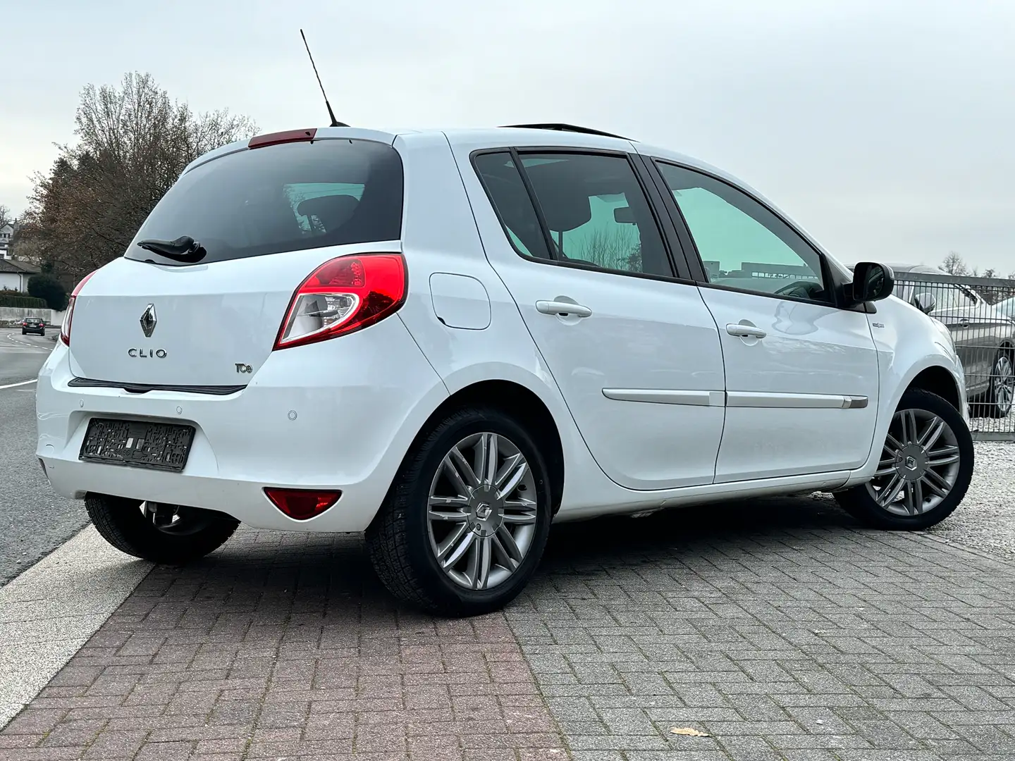 Renault Clio Night & Day Navi Panorama Zahnriemen Neu TopZust - 2