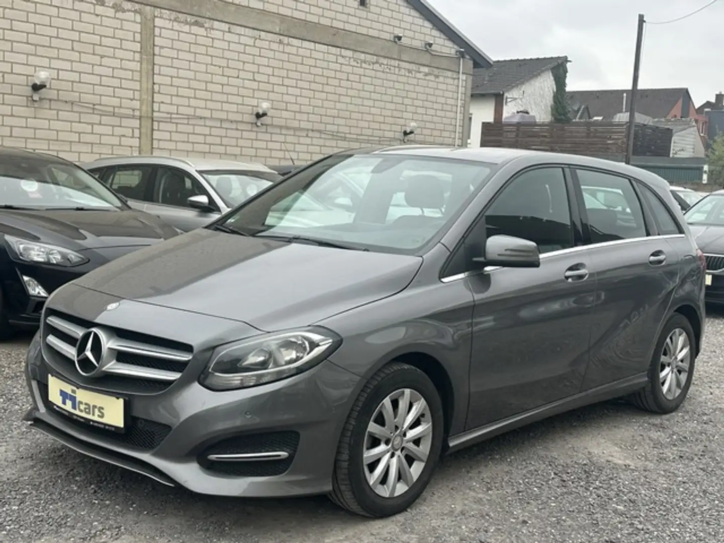 Mercedes-Benz B 180 Style Edition *2.Hand,Navi,PDC,Klima,AHK,Shz* Gris - 1