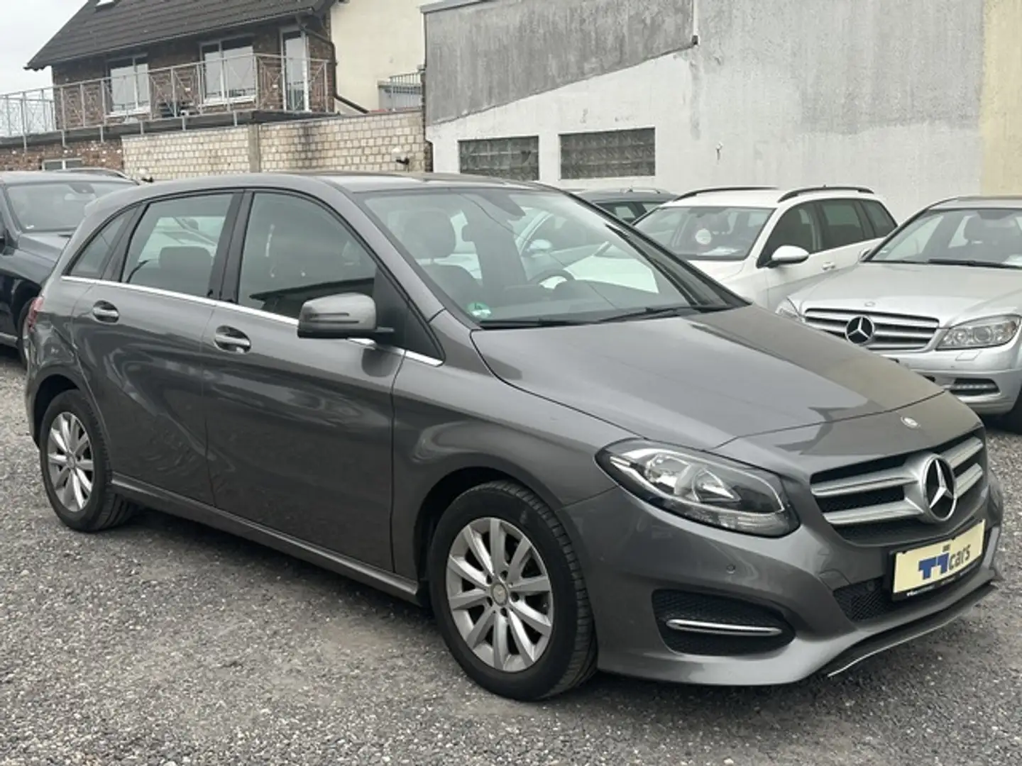 Mercedes-Benz B 180 Style Edition *2.Hand,Navi,PDC,Klima,AHK,Shz* Gris - 2