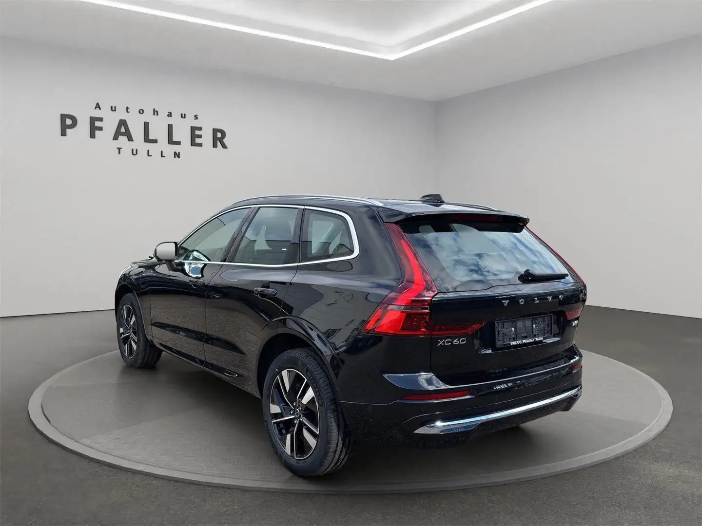 Volvo XC60 T6 AWD PHEV Plus Bright Schwarz - 2