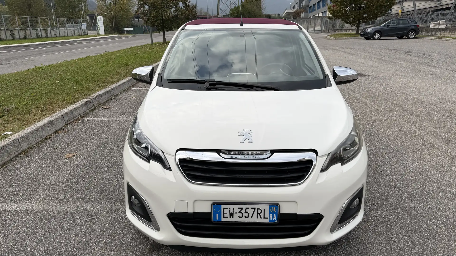 Peugeot 108 5p 1.0 12v Allure Top automatica - 1
