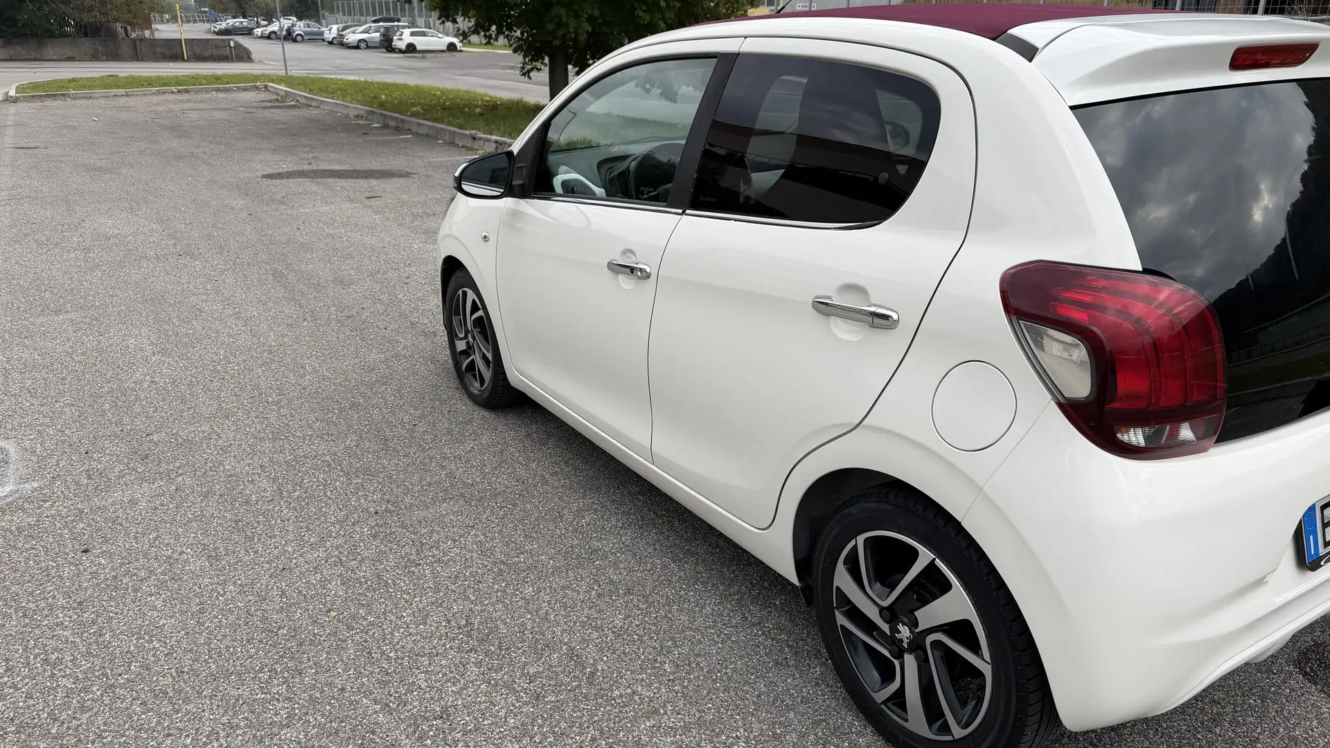 Peugeot 108 5p 1.0 12v Allure Top automatica - 2