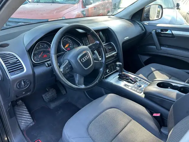 Audi Q7 view 6