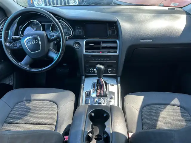 Audi Q7 view 5