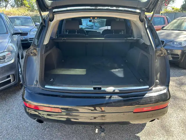 Audi Q7 view 11