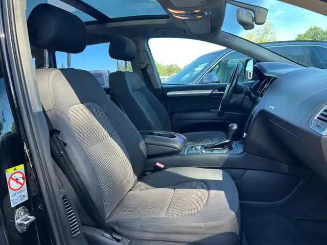 Audi Q7 view 8
