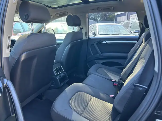Audi Q7 view 9