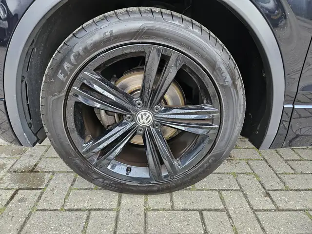 Volkswagen Tiguan view 4