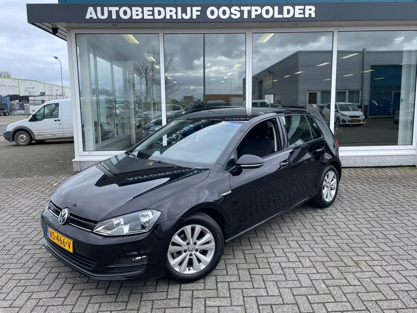 Volkswagen Golf 1.0 TSI Comfortline Zwart - 1