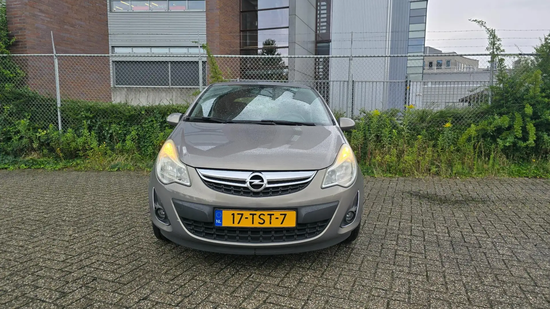 Opel Corsa 1.2-16V Anniversary Edition Bruin - 2