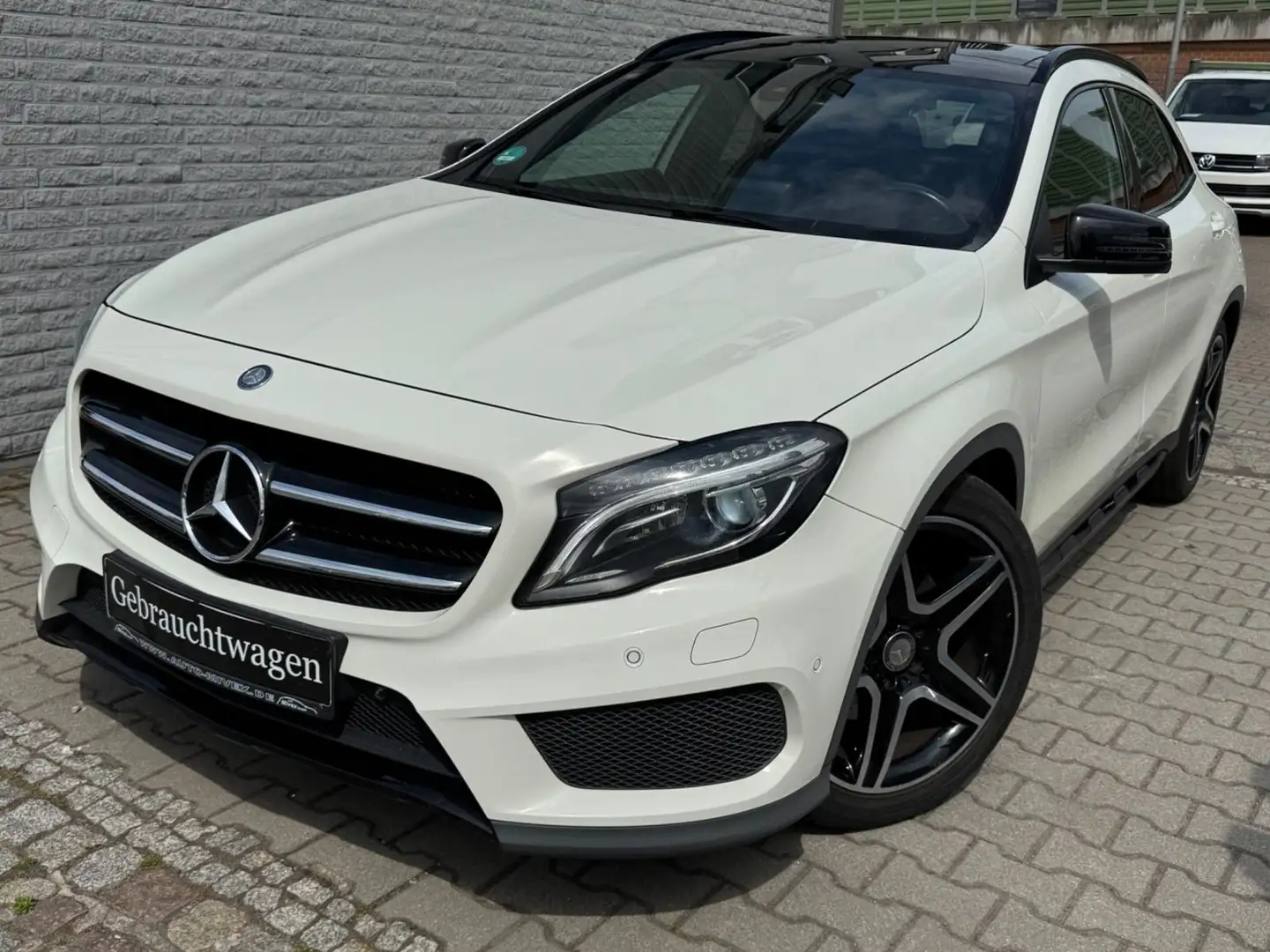 Mercedes-Benz GLA 250 4Matic AMG LINE PANO XENON NAVI Weiß - 2