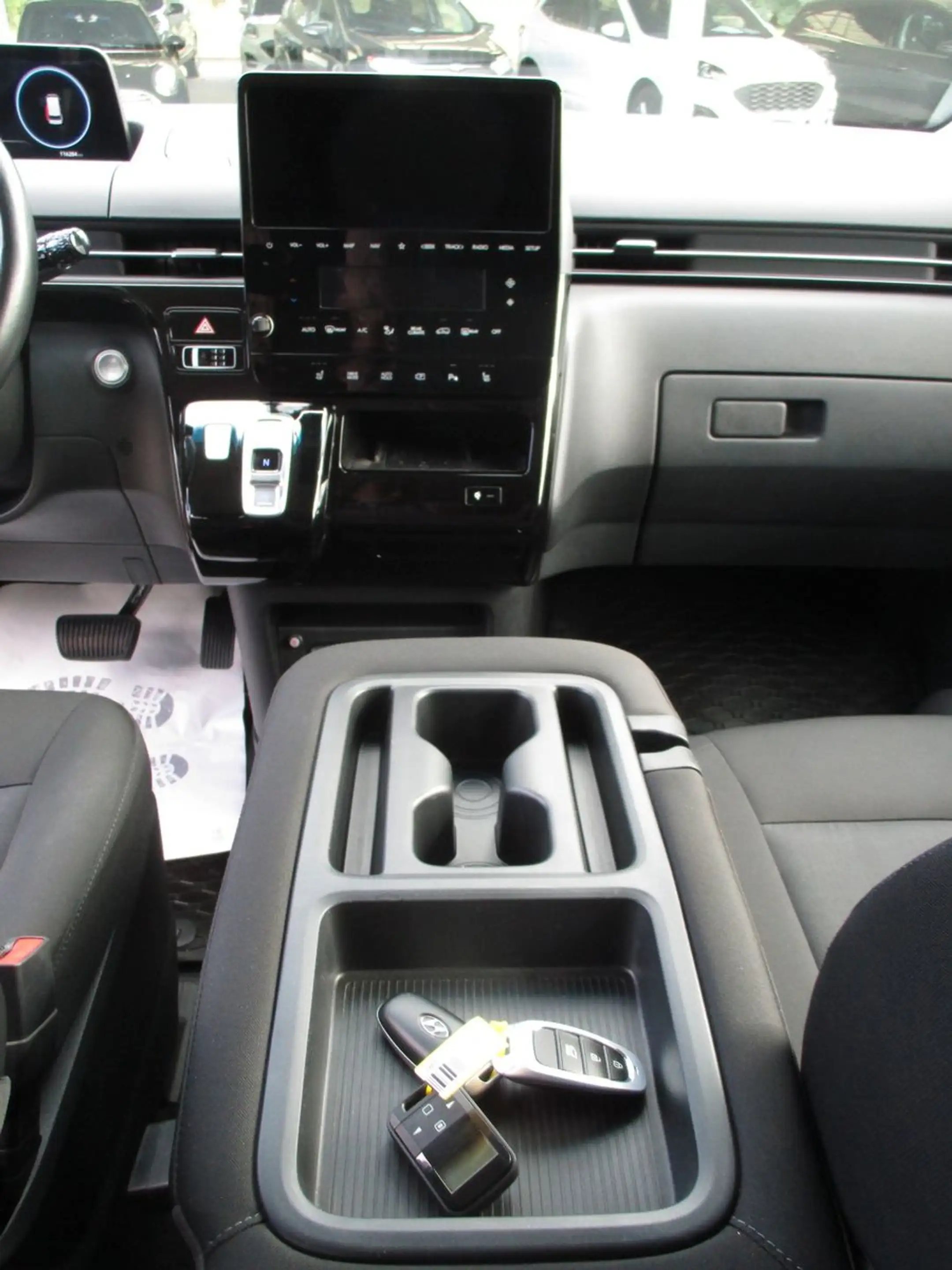 Hyundai STARIA Trend 4WD / Standhzg / 8-fach bereift — photo 8