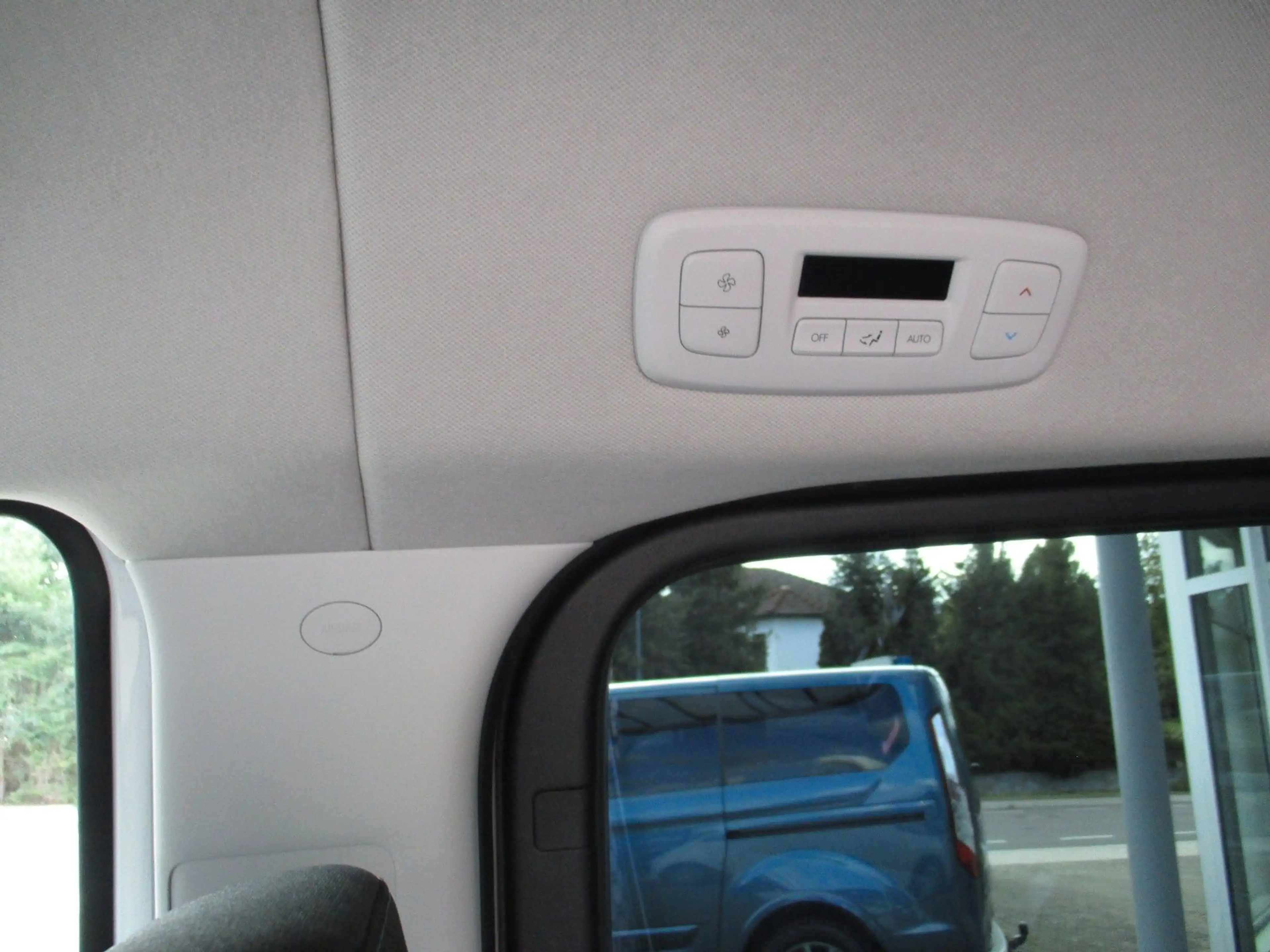 Hyundai STARIA Trend 4WD / Standhzg / 8-fach bereift — photo 15