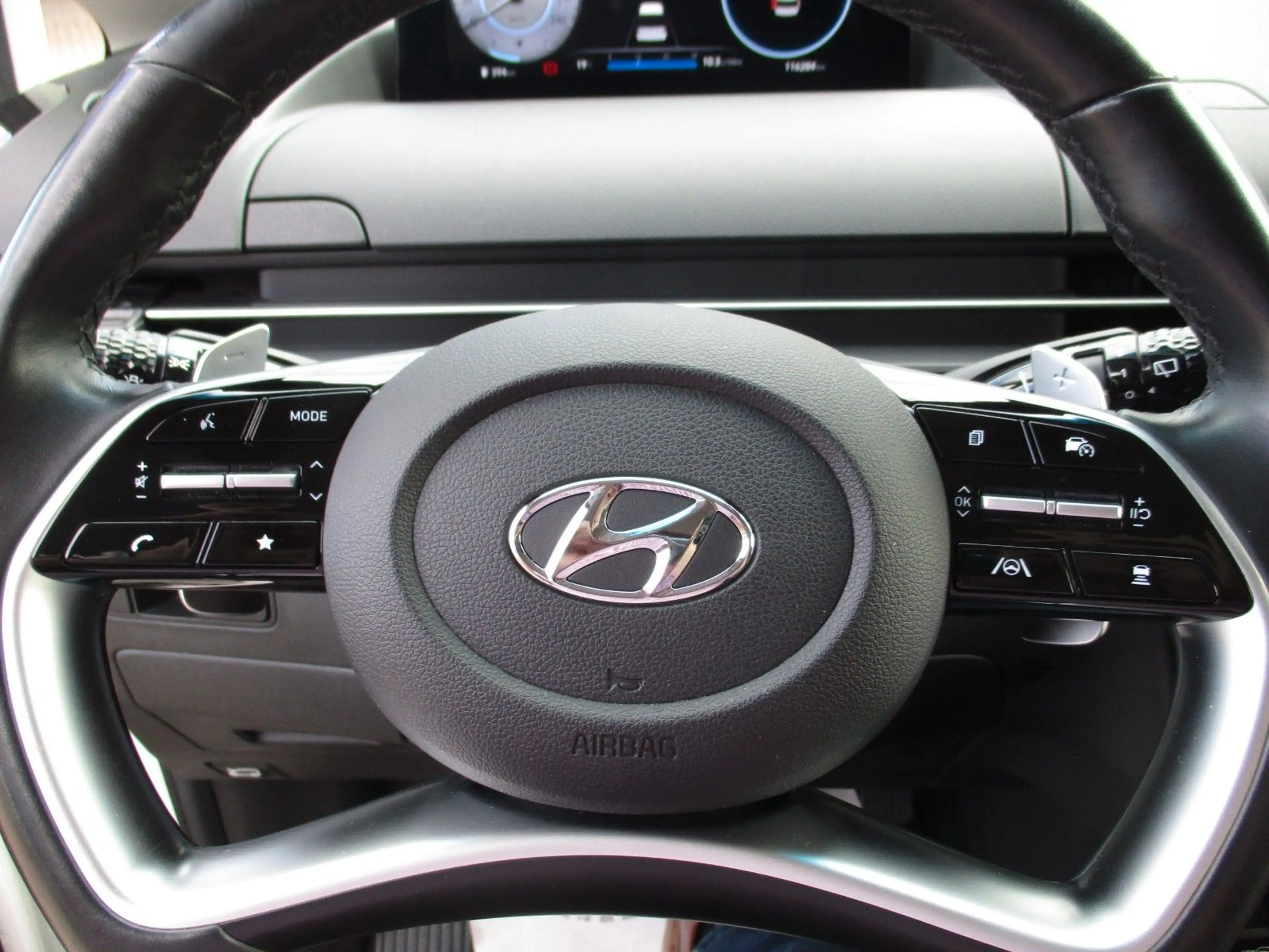 Hyundai STARIA Trend 4WD / Standhzg / 8-fach bereift — photo 10