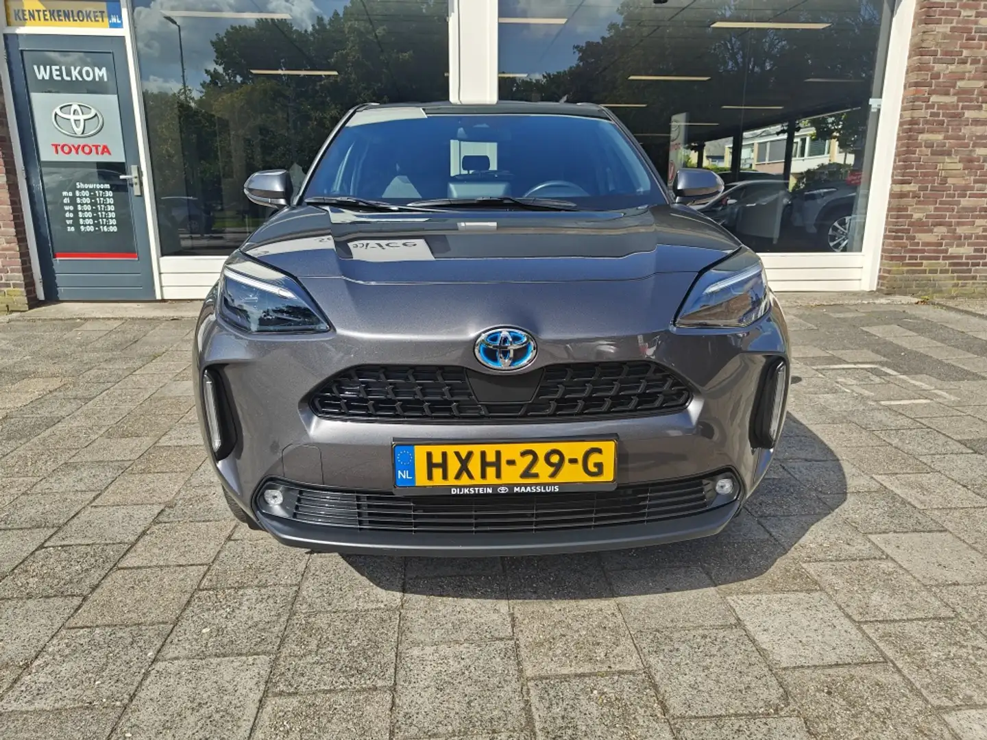 Toyota Yaris Cross 1.5 Hybrid Dynamic Grijs - 2