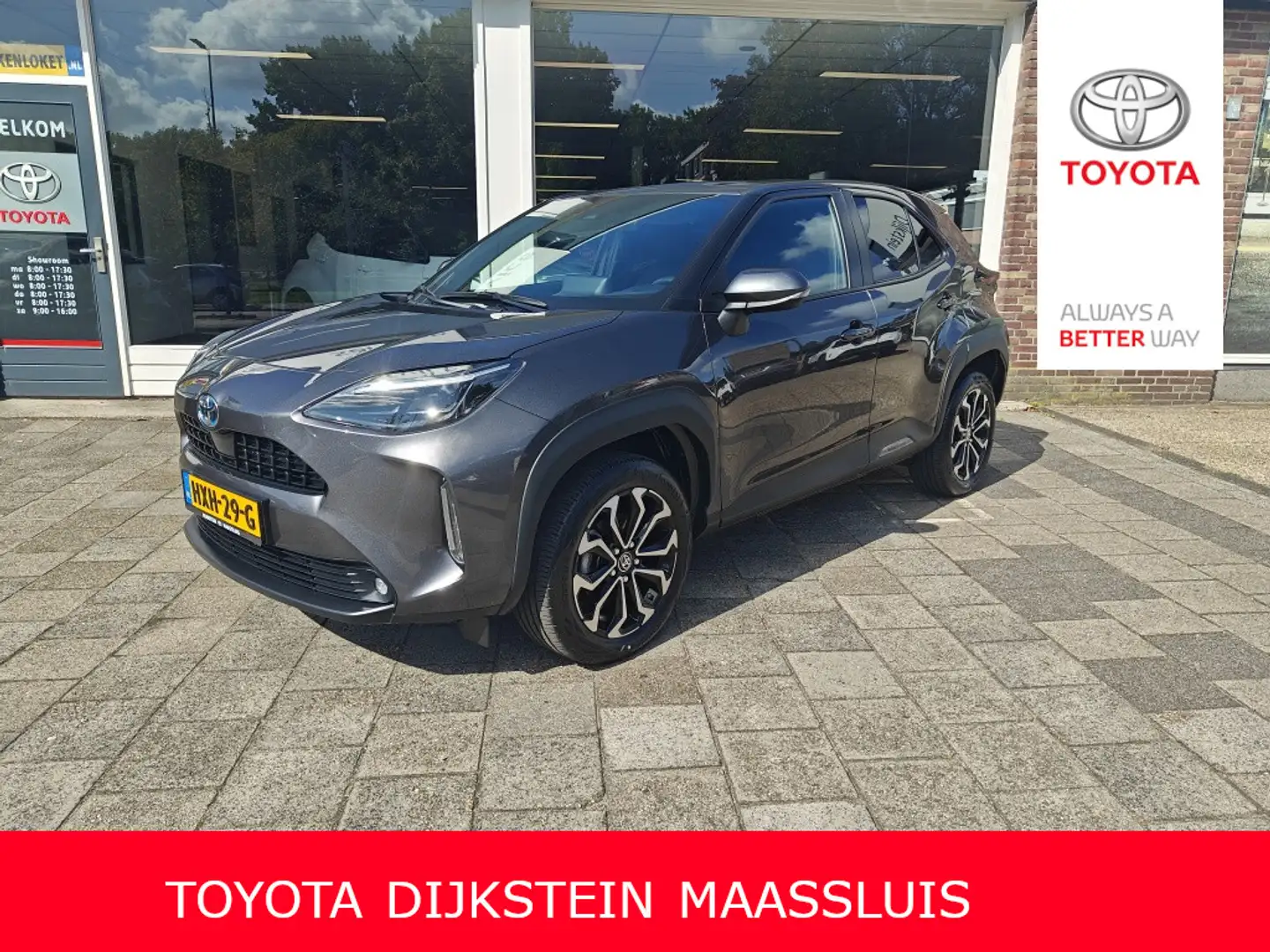 Toyota Yaris Cross 1.5 Hybrid Dynamic Grijs - 1