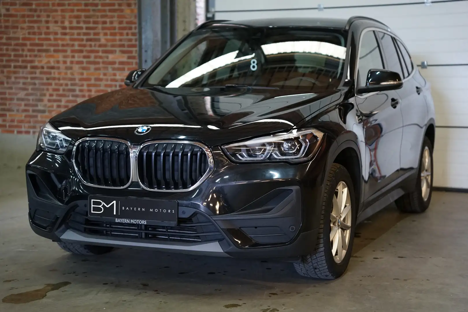 BMW X1 sDrive18d Automaat Navi LED 136PK EURO 6d Zwart - 1