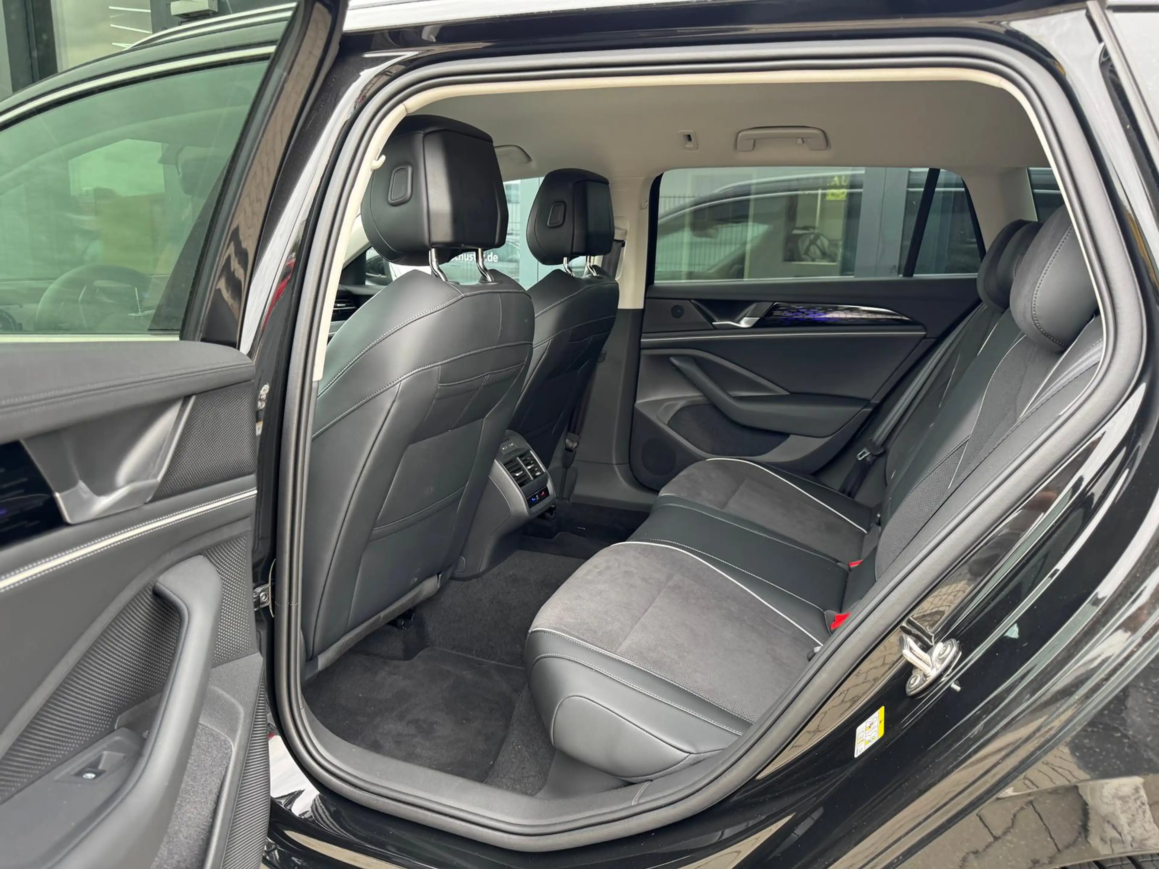 Volkswagen Passat Variant 1.5 eTSI/LED/AHK/360 KAM/LEDER/ — photo 10