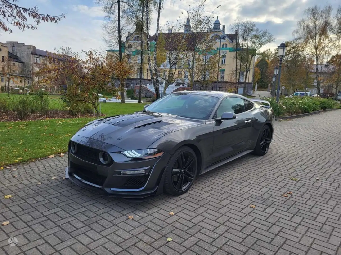 Ford Mustang Aut. Gris - 1