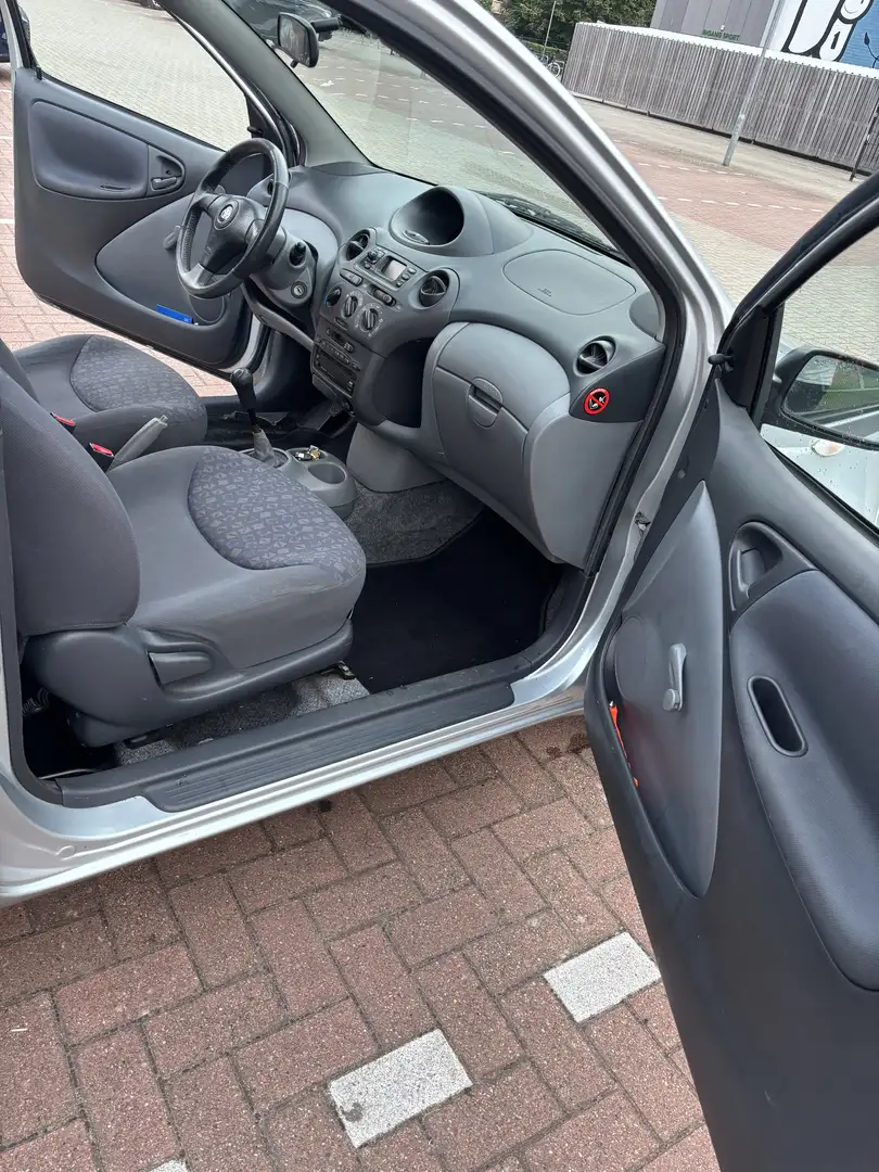 Toyota Yaris 1.3-16V VVT-i Luna Gris - 2