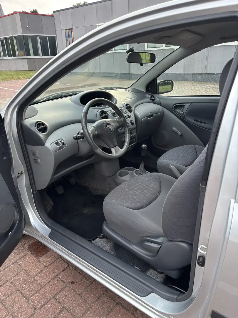 Toyota Yaris 1.3-16V VVT-i Luna Gris - 1