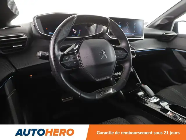 Peugeot 208 view 11