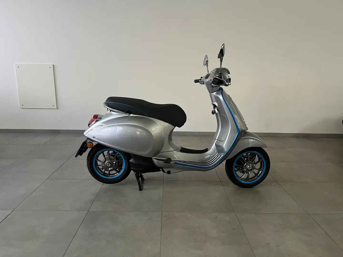 Vespa Elettrica 70 km/h siva - 1