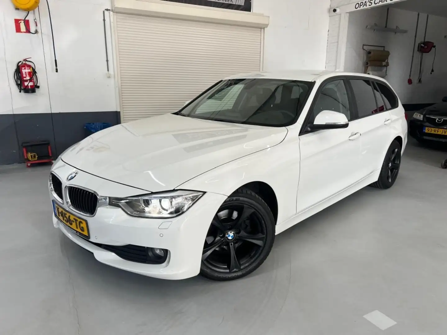 BMW 316 316I HIGH EXECUTIVE, PDC, Stoelverw., LED, NAVI, C Bílá - 1