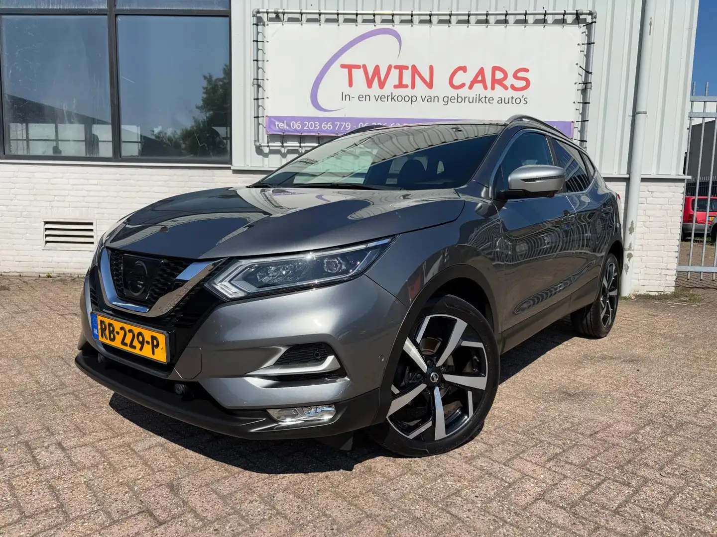 Nissan Qashqai 1.2 Tekna +AUT NAVI LEER PANO BOSE Grau - 2