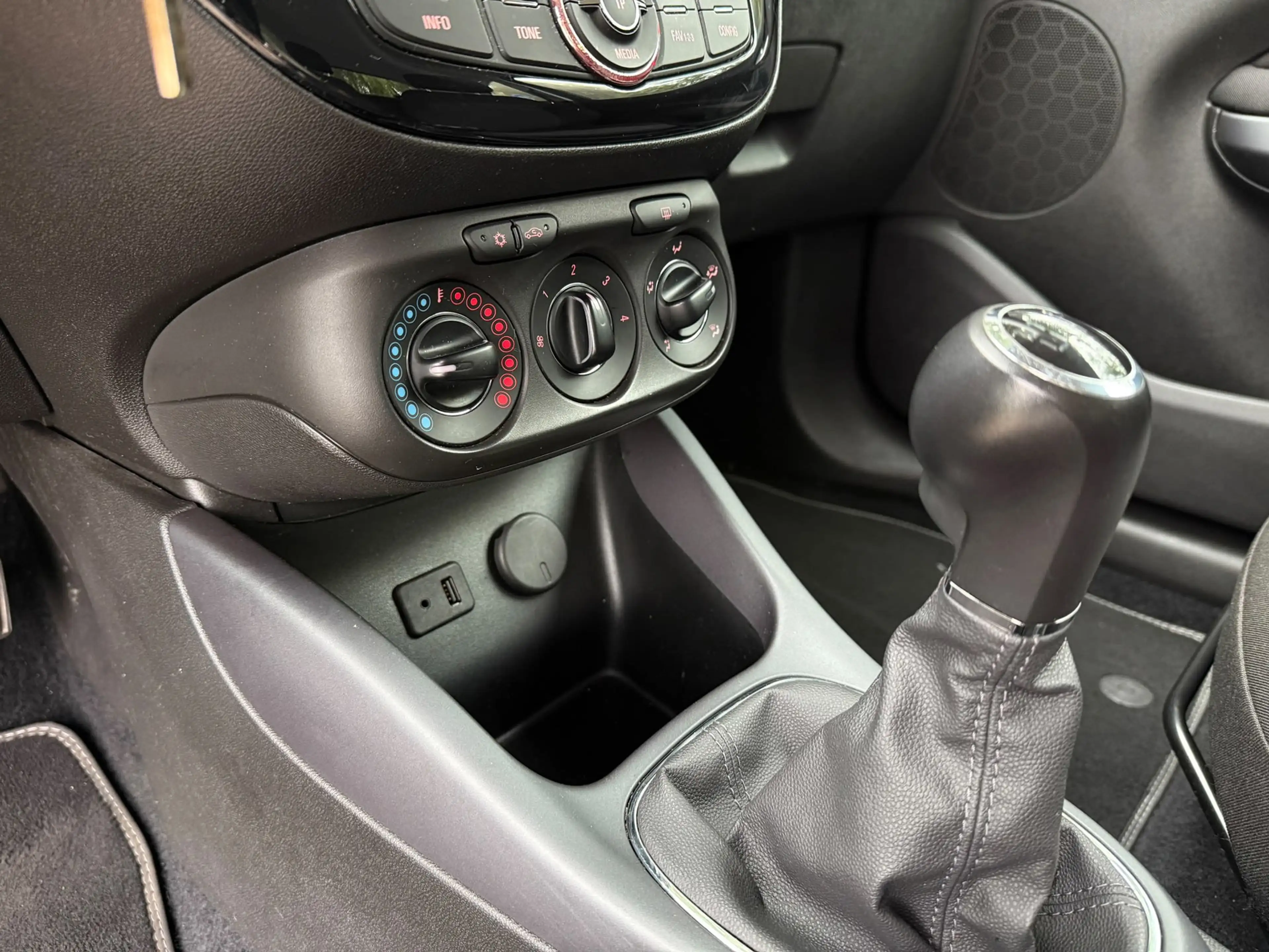 Opel Adam 1.2 — photo 13
