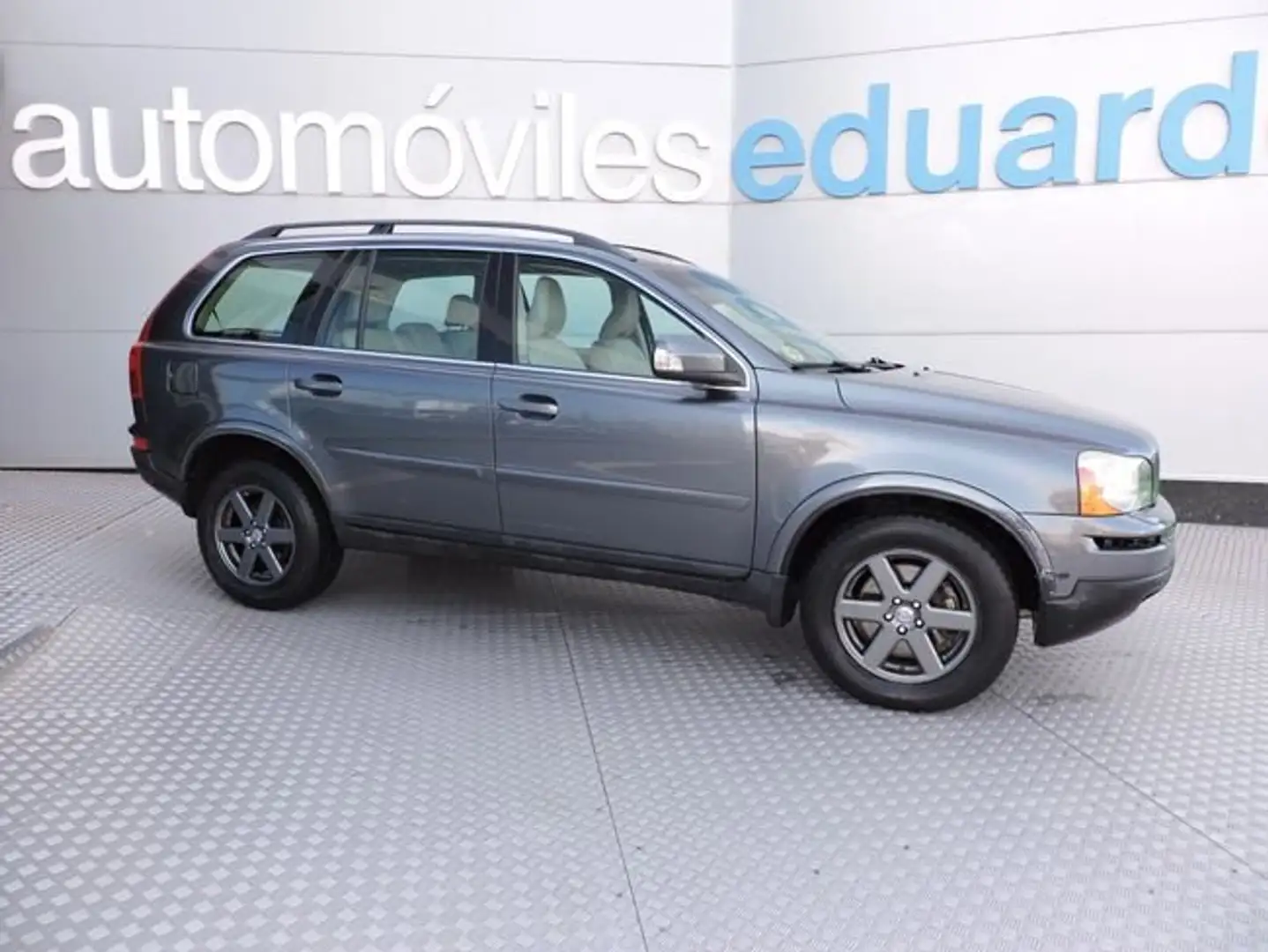 Volvo XC90 D5 Momentum Aut. (7 plazas) Gris - 1