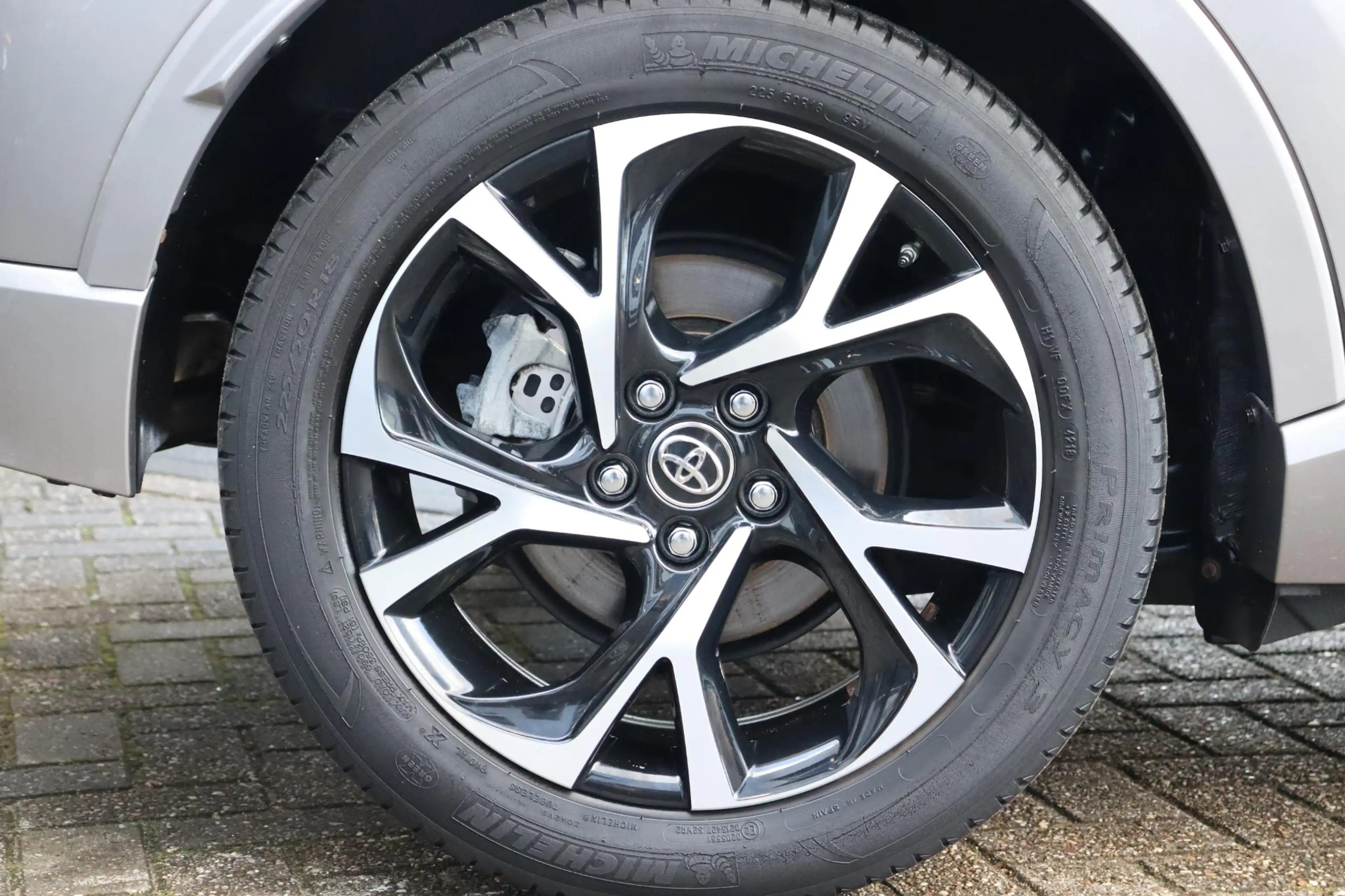 Toyota C-HR 1.8 Hybrid Dynamic — photo 3