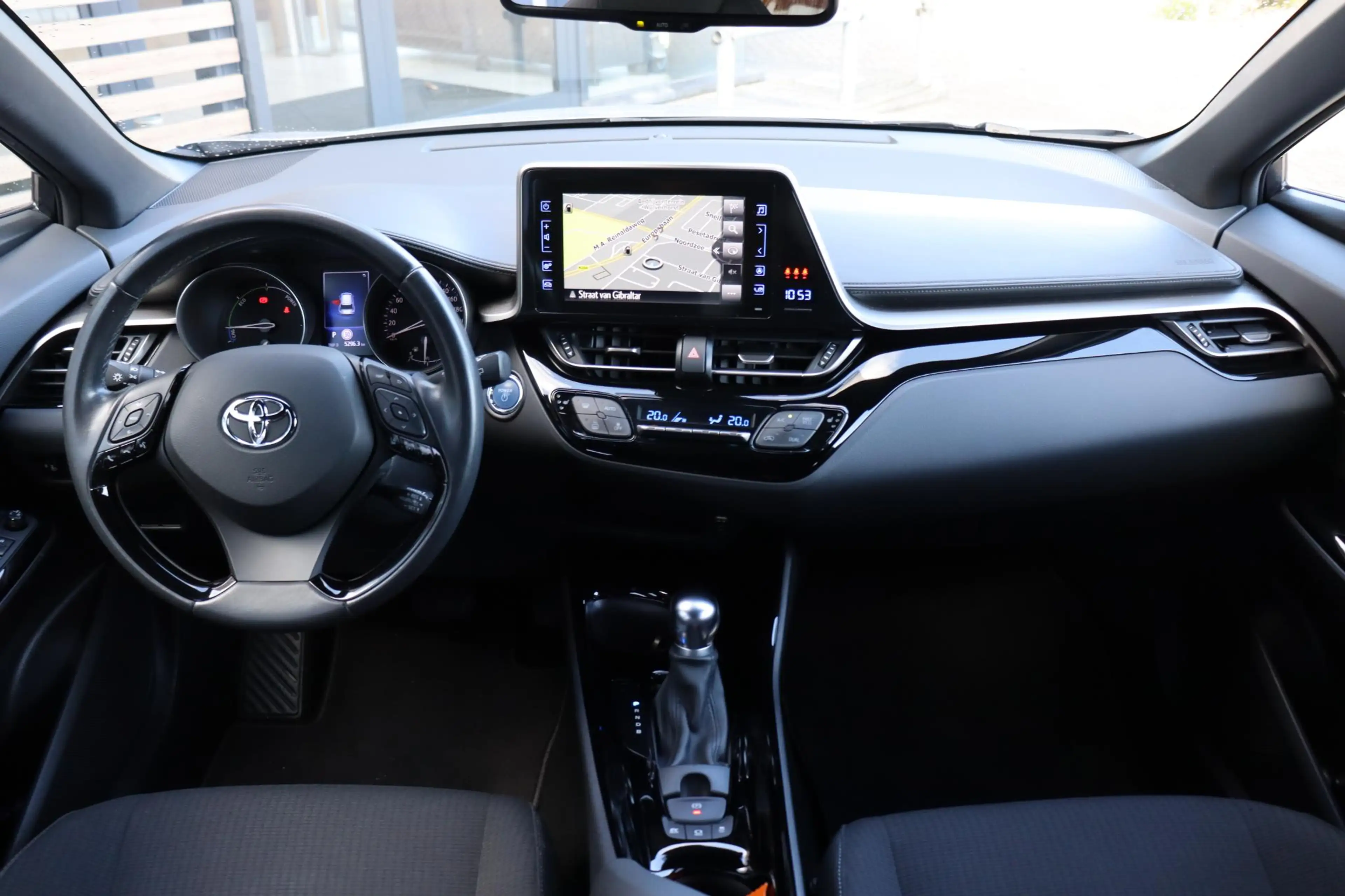 Toyota C-HR 1.8 Hybrid Dynamic — photo 4